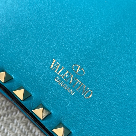 Valentino Garavani Rockstud leather clutch bag - Picture 3 of 7